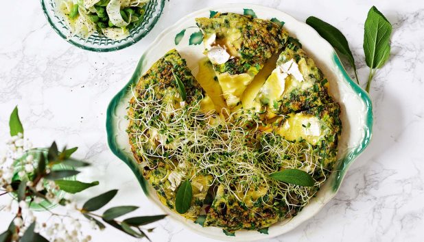 Brunssi: Yrttinen uunimunakas briellä