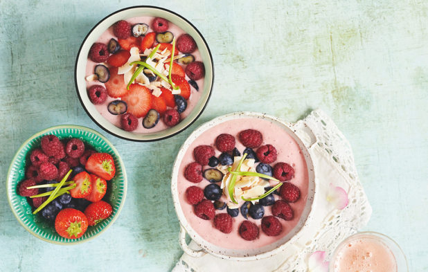 Raparperi-mansikka-kookoskulho