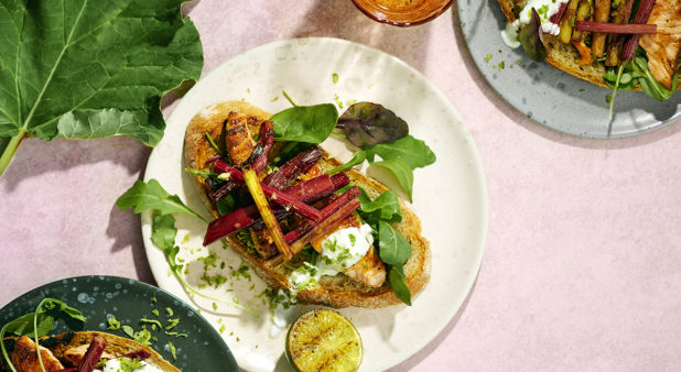 Helppo raparperi-lohileipä