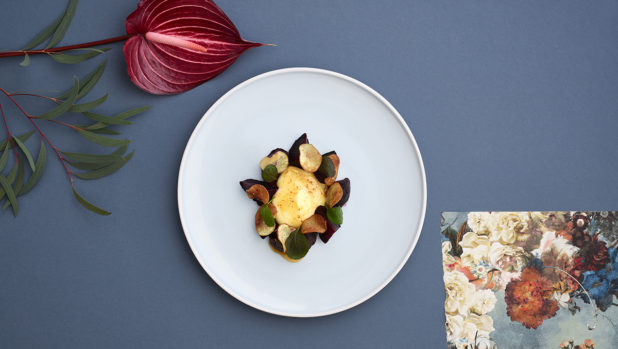 Paahdetut punajuurilohkot - peruna-parmesaanisose ja savupaprikakastike