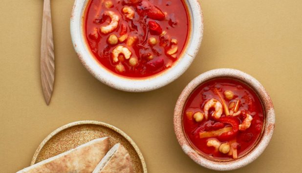 Katkarapu-savupaprikakeitto on katkarapukeittojen aatelia. Nauti katkarapukeitto yhdessä sauvignon blanc -valkoviinin kera.