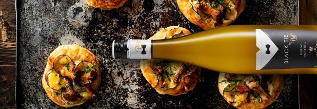 Pikkujoulut, itsenäisyyspäivä, pfaff black tie ja maa-artisokka-sienipizzat sopivat juhlaan