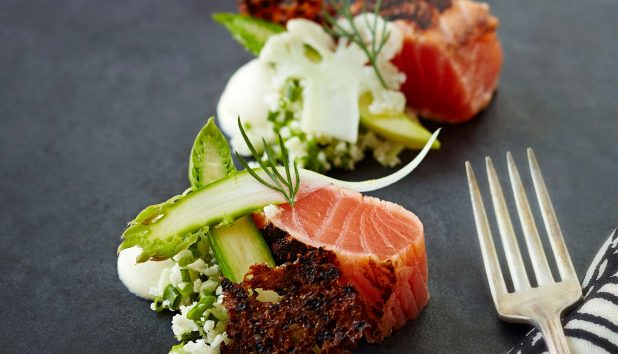 Hiillostettua lohta, kukkakaalia & parsaa