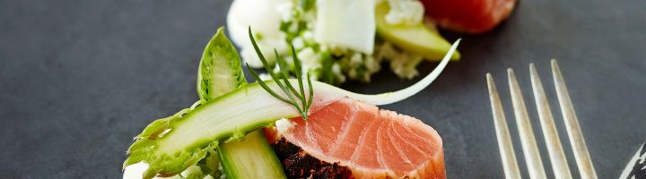 Hiillostettua lohta, kukkakaalia & parsaa