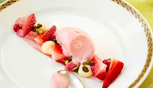 Paahdettu raparperi, mansikkasorbetti ja ceme patissiere