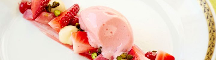 Paahdettu raparperi, mansikkasorbetti ja ceme patissiere