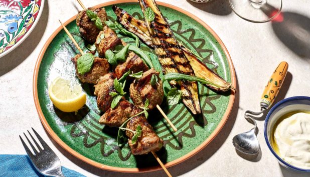 Karitsavartaat, paahdettu munakoiso ja jogurtti-tahinikastike