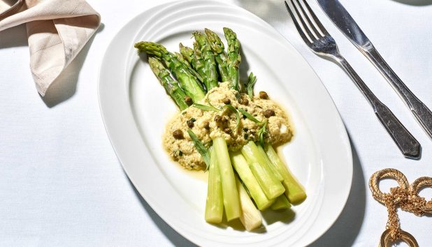 parsaa ja kananmuna-sitruunakastike