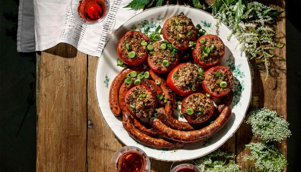 Täytetyt tomaatit ja raakamakkara