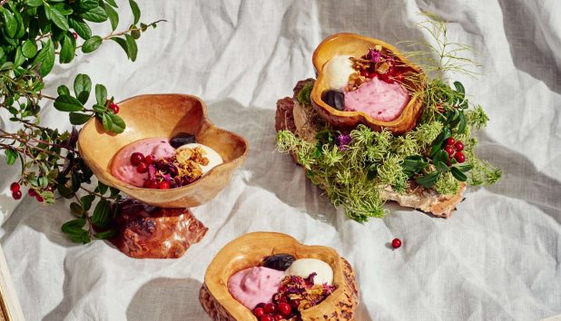 puolukkapuuro ja kookos-vaniljakastike lakritsilla