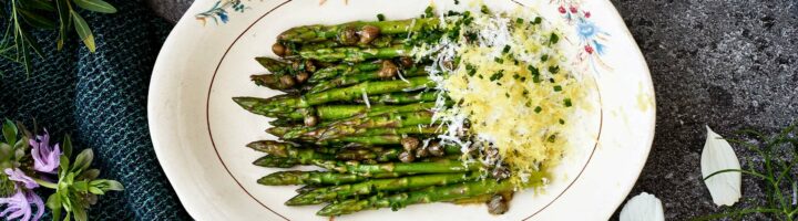 Vihreät parsat ja sitruuna-ruskeavoivinegretti