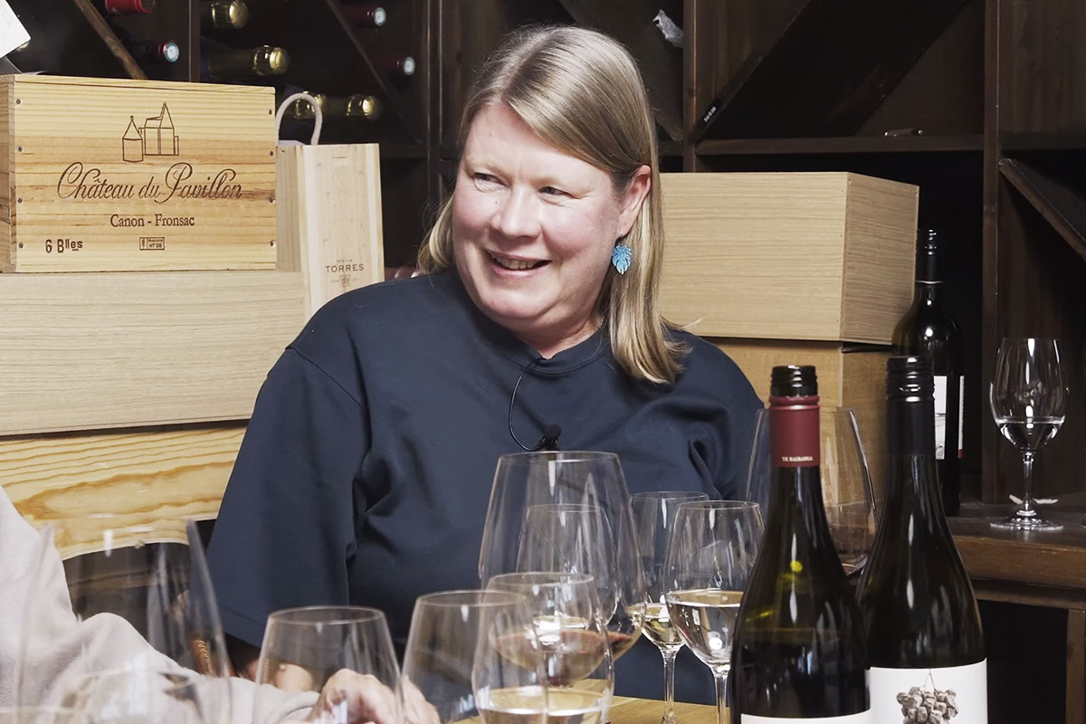 Viinipodin vieraana Outi Jakovirta