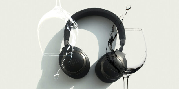 Kuulokkeet viinilasien ympäröimänä