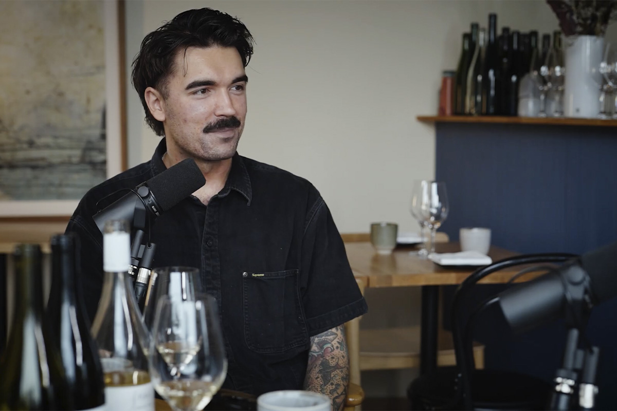 Dani Hänninen ravintolapöydän ääressä