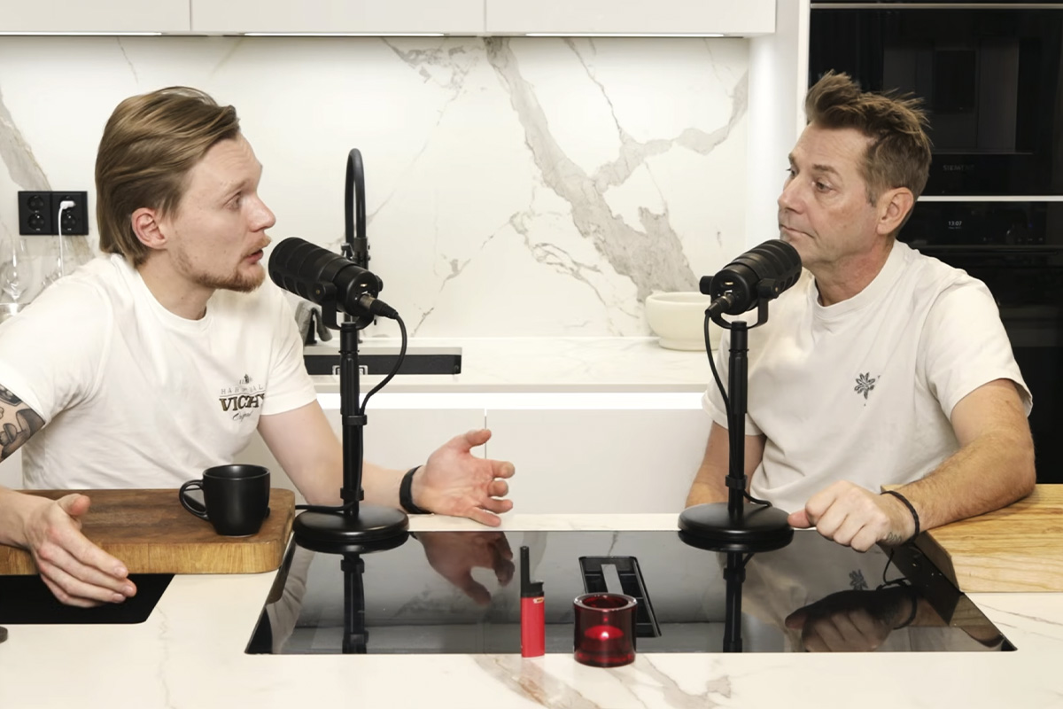 Lauri Kaivoluoto ja Harri Syrjänen pöydän ääressä