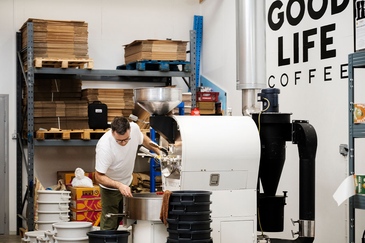 Kahvipaahtimon työtä