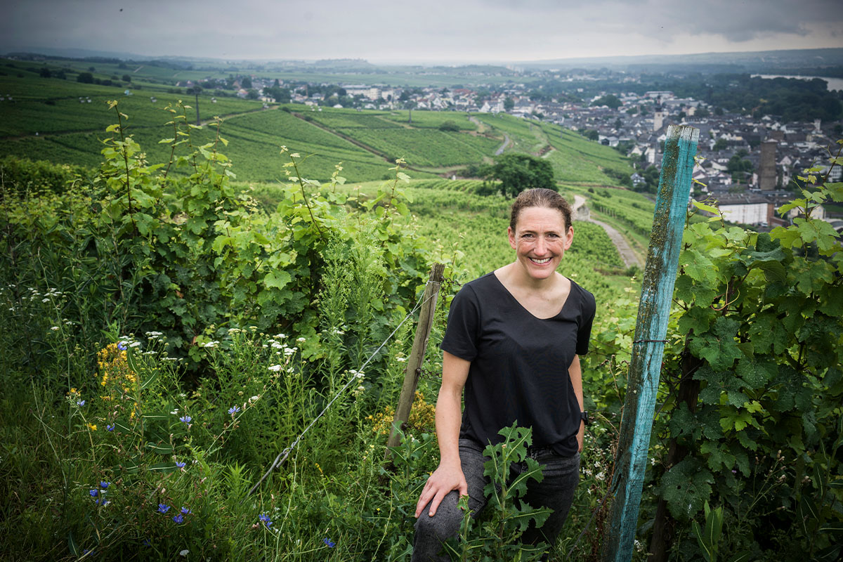Viinintekijä Theresa Breuer viljelee neljänkymmenen hehtaarin tilaa Rheingaussa.